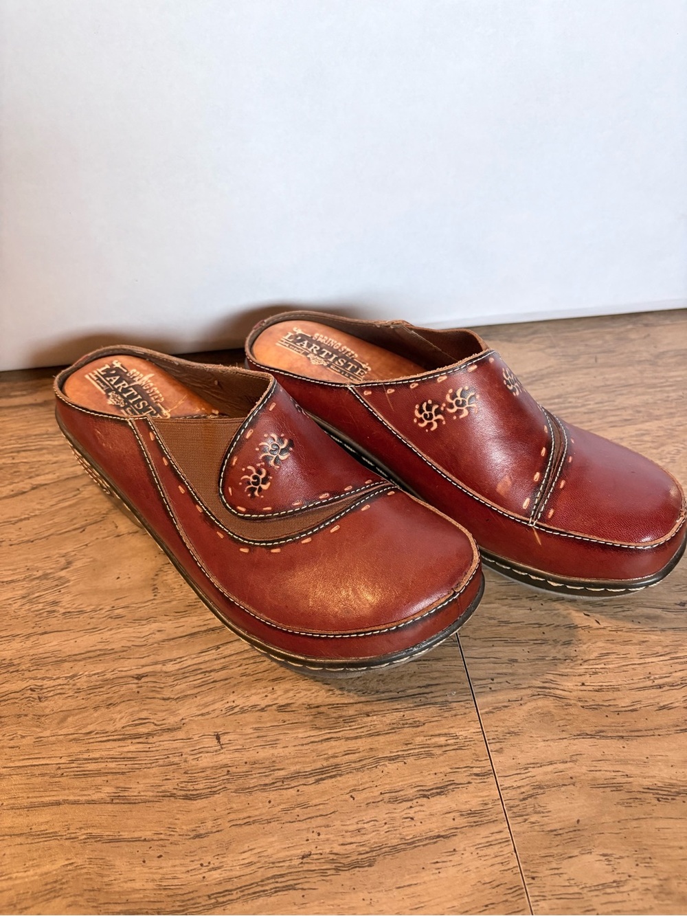 L'ATISTE Women's Leather Mule Clogs in Distressed Red-Brown
